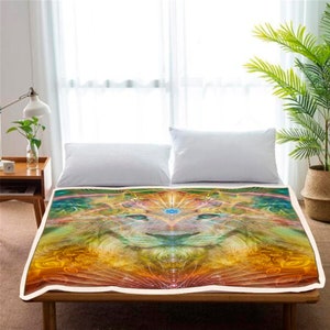 Pu&ograve; includere: Una coperta colorata con un designo di viso di leone psichedelico. Gli occhi del leone sono chiusi e ha un terzo occhio al centro della fronte. La coperta &egrave; realizzata in tessuto morbido e confortevole ed &egrave; perfetta per aggiungere un tocco di stravaganza a qualsiasi stanza.