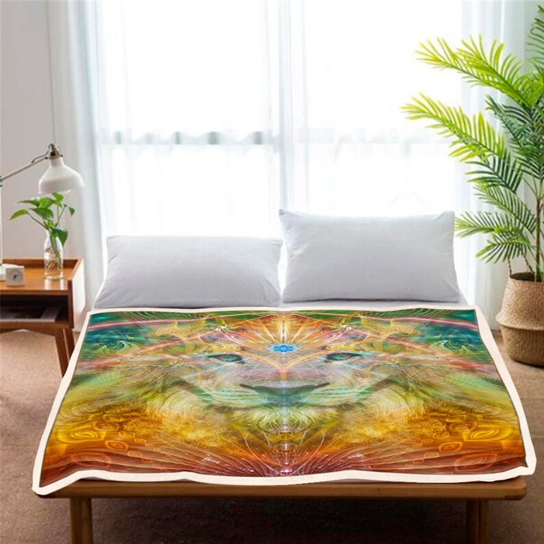 Pu&ograve; includere: Una coperta colorata con un designo di viso di leone psichedelico. Gli occhi del leone sono chiusi e ha un terzo occhio al centro della fronte. La coperta &egrave; realizzata in tessuto morbido e confortevole ed &egrave; perfetta per aggiungere un tocco di stravaganza a qualsiasi stanza.