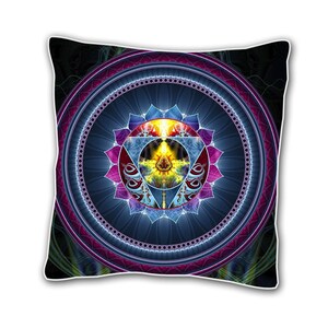 Può includere: Un cuscino quadrato con un design a mandala che presenta un fiore di loto blu, rosa e giallo con un motivo geometrico. Il mandala è circondato da un cerchio rosa e bianco.