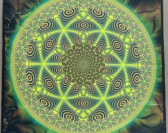 Puede incluir: Un tapiz psicodélico con un gran mandala circular con intrincados patrones geométricos en tonos de verde, amarillo y azul. El mandala está rodeado de un fondo verde oscuro con patrones en espiral.