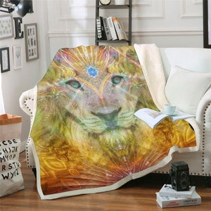 Pu&ograve; includere: Una morbida coperta in peluche con un leone astratto colorato con un terzo occhio. Il viso del leone &egrave; circondato da un motivo a spirale in tonalit&agrave; dorate, blu e viola.