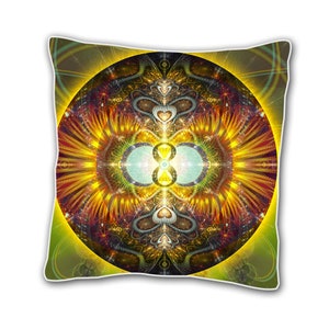 Può includere: Un cuscino quadrato con un design vibrante e colorato a forma di mandala. Il design presenta un cerchio centrale con un simbolo di infinito, circondato da intricati motivi in ​​toni dorati, rossi e blu.