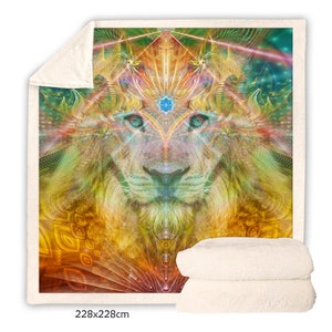 Pu&ograve; includere: Una coperta psichedelica colorata con il viso di un leone con un terzo occhio al centro della fronte. Il viso del leone &egrave; circondato da un motivo a spirale di colori, tra cui giallo, arancione, verde, blu e viola. La coperta &egrave; realizzata in pile morbido e soffice ed &egrave; perfetta per aggiungere un tocco di fantasia a qualsiasi stanza.