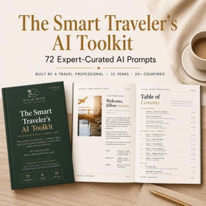 Puede incluir: Un libro verde oscuro titulado "The Smart Traveler's AI Toolkit" con el texto "72 Expert-Curated AI Prompts". El libro está abierto para revelar la tabla de contenidos y un mensaje de bienvenida. Una taza de café está en el fondo.