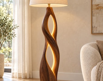 Houten vloerlamp met linnen kap, sculpturale walnootafwerking, warm LED-licht.
