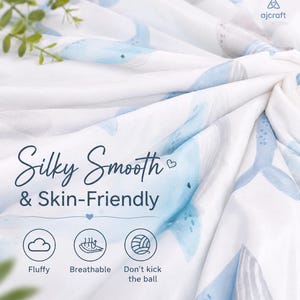 以下が含まれることがあります： 青いクジラの模様の白い生地。「Silky Smooth & Skin-Friendly」の文字が表示されています。アイコンは、生地がふわふわで通気性があり、蹴らないことを示しています。