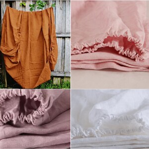 Op de afbeelding: Een collectie hoeslakens in effen kleuren waaronder gebrand oranje, zachtroze, oudroze en wit. Elk laken is voorzien van een elastische rand die ontworpen is om de stof strak om een matras te houden, met een getextureerde, geweven afwerking.