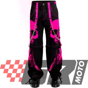 Puede incluir: Pantalones negros con un diseño de calavera rosa intenso. Los pantalones tienen múltiples bolsillos, detalles de cadena plateada y tirantes rosas. Un estilo único.