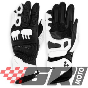 Könnte beinhalten: Paar schwarze und weiße Motorradhandschuhe. Die Handschuhe bestehen aus einer Kombination aus schwarzem Leder und weißen Akzenten mit Schutzpolstern an Knöcheln und Fingern. Das Design umfasst Belüftung und verstärkte Bereiche für Grip und Sicherheit.