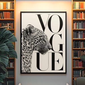 Tijdloze Vogue-poster met luipaardprint | Iconisch modetijdschrift wanddecoratie | Gedurfde dierenprint, esthetiek | Modern redactiekamerdecor | Slaapkamerkunst