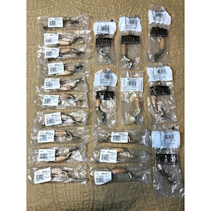 以下が含まれることがあります： 金属仕上げと明るい木製のグリップを備えた15個のキャビネットハンドル。各ハンドルは、Guardianと記された白いラベル、バーコード、テキストが付いた透明なビニール袋に個別に密封されています。
