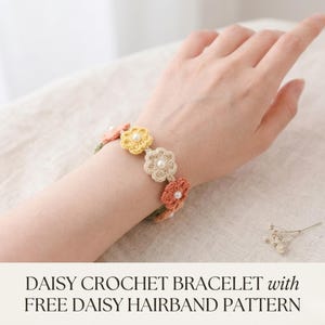 Puede incluir: Un brazalete de ganchillo con diseños de flores de margarita en tonos melocotón, amarillo y crema, cada uno con un centro de perla. El brazalete se lleva en la muñeca. El texto en la parte inferior dice "DAISY CROCHET BRACELET with FREE DAISY HAIRBAND PATTERN."