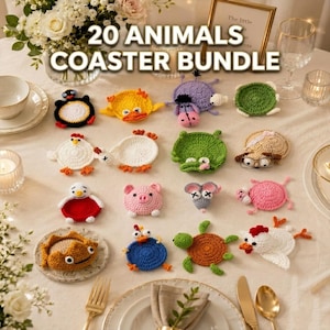 Puede incluir: Un conjunto de 20 posavasos de animales hechos a mano, incluyendo un pingüino, un pato y un cerdo. Los posavasos están tejidos a ganchillo en varios colores y formas. El texto "20 ANIMALS COASTER BUNDLE" se muestra en la parte superior.