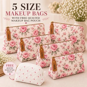 Peut inclure: Un ensemble de cinq trousses de maquillage avec un motif floral rose sur fond crème, chacune dotée d'une tirette de fermeture éclair en similicuir marron. L'ensemble comprend quatre trousses rectangulaires et une petite pochette matelassée blanche.