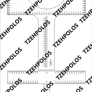 Op de afbeelding: Een witte, T-vormige naaipatroonsjabloon met liniaalmarkeringen en de tekst "TZEHPOLOS" in een herhalend diagonaal patroon. De sjabloon bevat een gebogen halslijngeleider en een verticale liniaal.