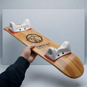 Könnte beinhalten: Ein Holz-Skateboard mit weißen und roten Komponenten. Das Board trägt den Text "COREFLEX PRECISION TRUCKS" und eine Grafik eines Skateboarders. Das Board wird von einer Person gehalten.