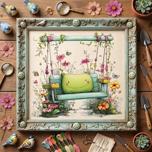 Puede incluir: Un bordado en punto de cruz enmarcado que muestra una criatura de color verde claro con una cara sonriente sentada en un columpio de madera. El columpio está rodeado de flores rosas y naranjas, enredaderas verdes y mariposas, en un marco azul claro.