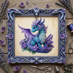 Puede incluir: Un bordado enmarcado que presenta un dragón azul y morado entre flores de lavanda. El dragón tiene un cuerpo turquesa, alas moradas y está enmarcado en un marco azul decorativo con detalles de dragones y flores. El fondo es beige neutro.