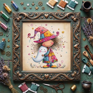 Peut inclure: Une broderie au point de croix encadrée représentant un personnage portant un chapeau et une robe en patchwork coloré, serrant dans ses bras un petit fantôme blanc. L'œuvre est entourée de fournitures de loisirs créatifs, perles et ciseaux.