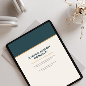 Op de afbeelding: Een digitale tablet met de cover van een Cognitive Mastery Workbook, voorzien van een donkergroenblauwe koptekst, een dunne gouden lijn en een crèmekleurige achtergrond. De tekst luidt: Cognitive Mastery Workbook, Thought Challenging & Anxiety Management.