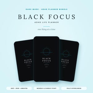 Könnte beinhalten: Ein digitales ADHS-Planer-Paket im Dunkelmodus mit drei schwarzen Smartphone-Bildschirmen, die den Text BLACK FOCUS ADHD LIFE PLANNER und one thing at a time zeigen. Die Bildschirme zeigen die Jahre 2027 und 2028 mit Montag- und Sonntag-Start.