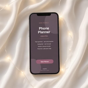 Könnte beinhalten: Ein Smartphone mit einer dunkelvioletten digitalen Planer-Oberfläche und dem Text ADHD FRIENDLY, Phone Planner, UNDATED, Fully hyperlinked - tap to jump anywhere, Sunday-start - use it any year, Gentle on executive function, Phone-first + split-screen ready, Open Planner und DigiWärk.