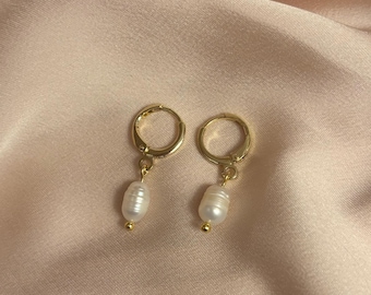 Pendientes de aro pequeños hechos a mano con perlas doradas y perlas de agua dulce chapadas en oro de 12 quilates.