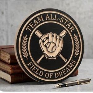 Puede incluir: Placa redonda de madera con las palabras "TEAM ALL-STAR" y "FIELD OF DREAMS" grabadas alrededor del borde. El centro presenta un guante de béisbol, una pelota y bates cruzados. La placa es negra con un borde y detalles marrón claro.