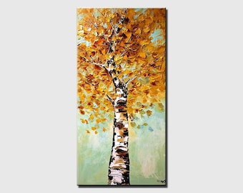 Puede incluir: Una pintura de un abedul con hojas amarillas sobre un fondo azul claro. El tronco del árbol es blanco con marcas negras. La pintura está hecha en un estilo texturizado.