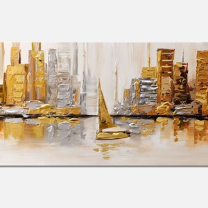 Puede incluir: Pintura abstracta de una ciudad con edificios dorados y plateados reflejados en el agua. Un velero blanco est&aacute; en primer plano.