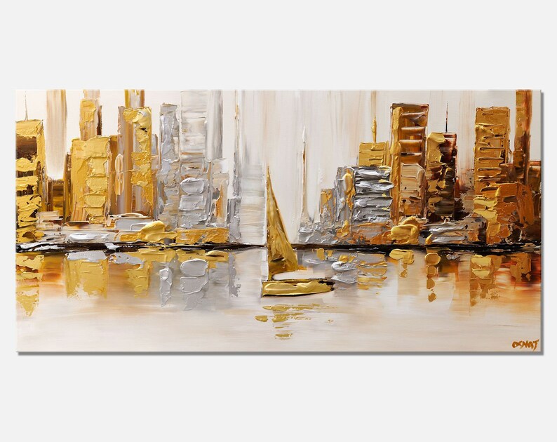 Puede incluir: Pintura abstracta de una ciudad con edificios dorados y plateados reflejados en el agua. Un velero blanco est&aacute; en primer plano.