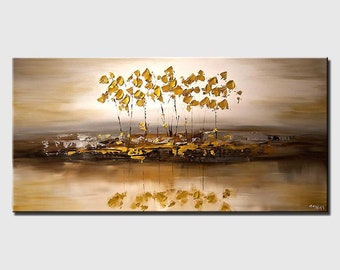 Puede incluir: Pintura abstracta de un grupo de árboles con hojas doradas reflejadas en un cuerpo de agua tranquilo. El fondo es de color marrón claro y los árboles están pintados en tonos dorados y marrones.