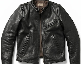Könnte beinhalten: Schwarze Lederjacke mit strukturierter Oberfläche. Sie hat einen Reißverschluss vorne, einen Stehkragen und mehrere Reißverschlusstaschen. Das Innenfutter ist in einem kontrastierenden Braun gehalten. Eine klassische Jacke für jeden Kleiderschrank.
