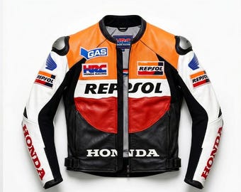 Könnte beinhalten: Motorrad-Rennjacke in Orange, Weiß, Schwarz und Rot mit den Logos "REPSOL" und "HONDA". Die Jacke hat einen Reißverschluss vorne, gepolsterte Schultern und Sponsorenlogos. Die Ärmel sind weiß mit schwarzen Akzenten und dem Aufdruck "HONDA".