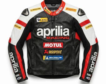 Könnte beinhalten: Schwarze, weiße und rote Leder-Rennjacke mit dem Logo "aprilia racing" auf der Brust. Die Jacke hat Sponsorenlogos wie "MOTUL", "AKRAPOVIĆ" und "MICHELIN". Die Ärmel sind mit "aprilia" beschriftet.