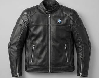 Könnte beinhalten: Schwarze Motorradjacke aus Leder mit Stehkragen, Reißverschluss vorne und mehreren Reißverschlusstaschen. Gepolsterte Schultern und Ellbogen zum Schutz. Das BMW-Logo ist auf der Brust abgebildet. Eine stilvolle und funktionelle Jacke für Motorradfahrer.