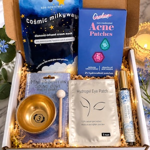 Peut inclure: Un coffret cadeau contenant un masque crème infusé au diamant Cosmic Milkyway bleu, une boîte bleue de 24 patchs anti-acné Orchid, un mini bol chantant de méditation avec maillet en bois, un sachet de patchs hydrogel pour les yeux et un parfum à bille.