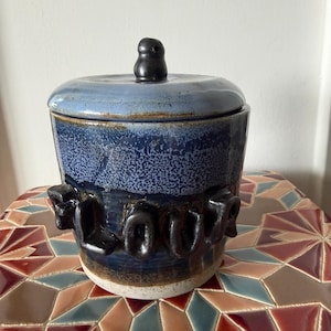 Meelpot van steengoed met deksel, blauwe keramische houder van 5 inch