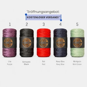 Op de afbeelding: Vijf cilindrische klossen garen op een rij, genummerd van één tot vijf. De kleuren zijn paars, zwart, rood, marineblauw en mintgroen. Elke klos heeft een zwarte papieren band met een rond logo in het midden. De tekst luidt Eröffnungsangebot: KOSTENLOSER VERSAND!