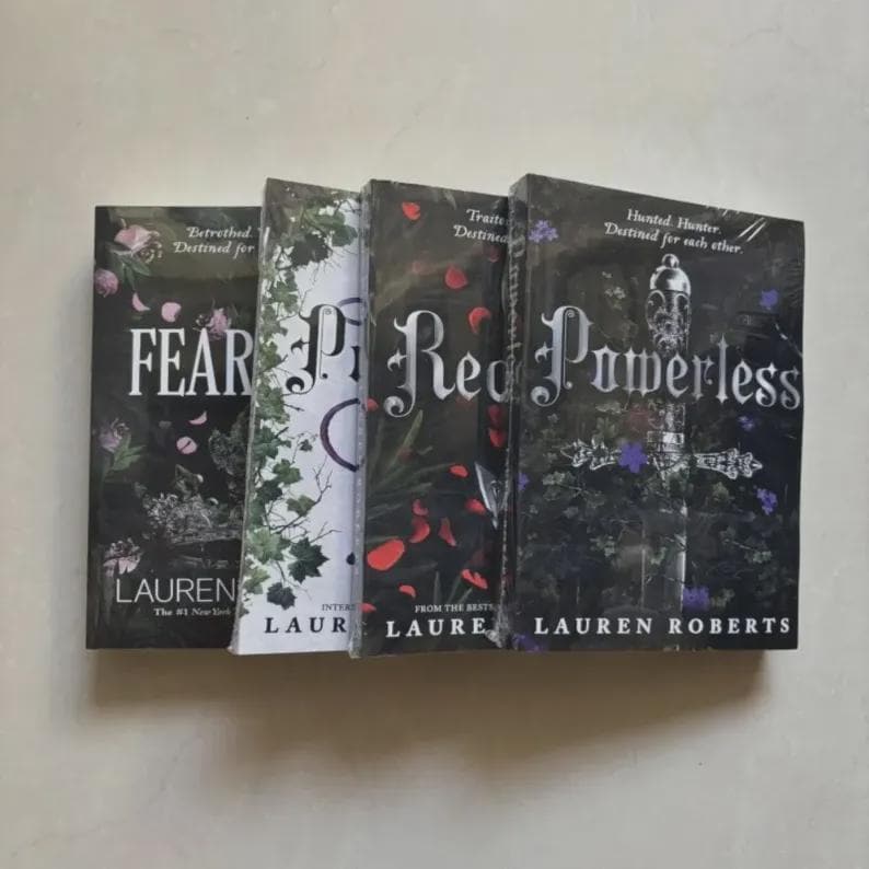Pode incluir: S&atilde;o mostrados quatro livros com capas escuras. Os t&iacute;tulos incluem "FEAR", "Powerless", "Red" e "Priceless". O nome do autor, Lauren Roberts, &eacute; vis&iacute;vel nas capas. Os livros est&atilde;o embrulhados em pl&aacute;stico transparente.