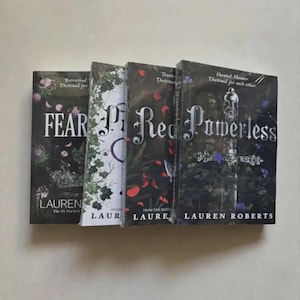 Può includere: Sono mostrati quattro libri con copertina rigida e copertine scure. I titoli includono "Fear", "Powerless" e "Red". Il nome dell'autore, Lauren Roberts, è visibile sulle copertine. I libri presentano elementi floreali e decorativi.