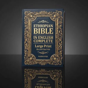 Op de afbeelding: Een donkerblauw hardcover boek getiteld "Ethiopian Bible in English Complete" met grote letters en illustraties. De omslag heeft gouden versieringen en tekst. Het boek wordt weerspiegeld op een donkere ondergrond.