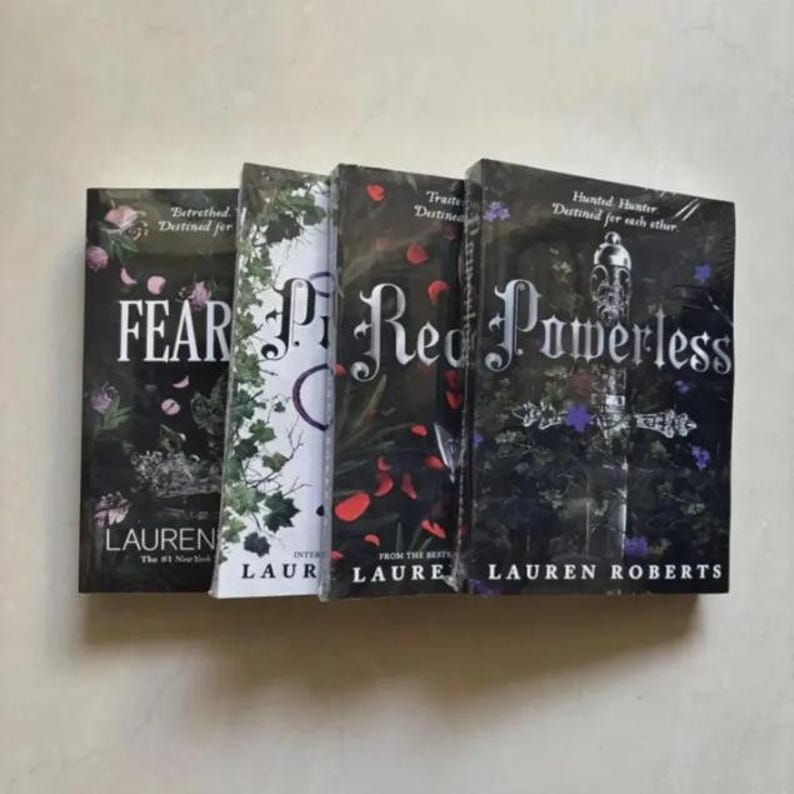 Pode incluir: S&atilde;o exibidos quatro livros de capa dura com capas escuras. Os t&iacute;tulos incluem "Fear", "Powerless" e "Red". Os livros apresentam desenhos florais e decorativos. O nome do autor, Lauren Roberts, &eacute; vis&iacute;vel nas capas.