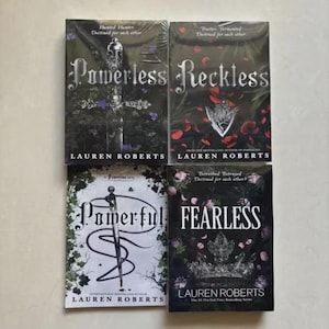 Pode incluir: S&atilde;o exibidos quatro livros de Lauren Roberts. Os t&iacute;tulos s&atilde;o "Powerless", "Reckless", "Powerful" e "Fearless". Cada livro tem uma capa escura com fontes e imagens de estilo g&oacute;tico, incluindo uma espada, um bras&atilde;o e uma coroa.