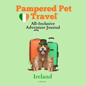 以下が含まれることがあります： 「Pampered Pet Travel」と題されたライトグリーンの冒険日誌の表紙。アイルランド国旗のハートアイコン、オレンジ色のスーツケース、緑色のスーツケース、シャムロック付きの黒い山高帽をかぶった茶色の犬、そして2匹のオレンジ色の子猫が描かれています。