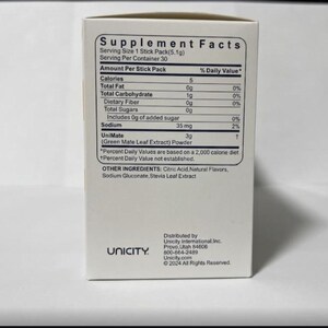 K&ouml;nnte beinhalten: Eine wei&szlig;e Schachtel mit dem Text "Supplement Facts" und N&auml;hrwertangaben. Die Schachtel listet Kalorien, Gesamtfett, Kohlenhydrate, Ballaststoffe, Zucker und Natriumgehalt auf. Der Markenname "Unicity" ist unten links aufgedruckt.