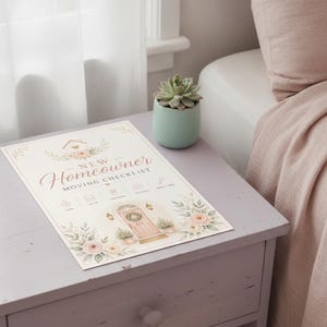 以下が含まれることがあります： 「New Homeowner Moving Checklist」というタイトルの長方形の紙。玄関ドア、花のアクセント、小さなアイコンの水彩画イラストが描かれています。デザインには柔らかなピンクとグリーンの色調が使われています。