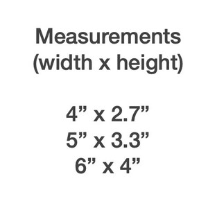 Może przedstawiać: Grafika tekstowa z nagł&oacute;wkiem Measurements (width x height), po kt&oacute;rym następują trzy opcje rozmiar&oacute;w w calach: 4" x 2,7", 5" x 3,3" oraz 6" x 4". Tekst jest przedstawiony ciemnoszarą czcionką bezszeryfową na białym tle.