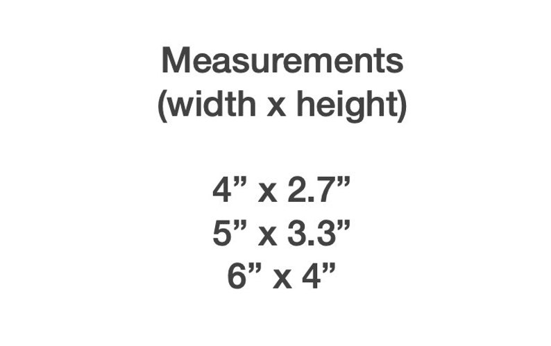 Może przedstawiać: Grafika tekstowa z nagł&oacute;wkiem Measurements (width x height), po kt&oacute;rym następują trzy opcje rozmiar&oacute;w w calach: 4" x 2,7", 5" x 3,3" oraz 6" x 4". Tekst jest przedstawiony ciemnoszarą czcionką bezszeryfową na białym tle.