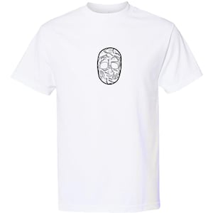 Peut inclure: T-shirt blanc avec un motif de masque noir et blanc. Le motif du masque présente un aspect cousu détaillé avec des ouvertures pour les yeux et la bouche. Le t-shirt est de style col rond classique.